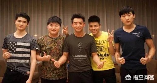 RNG仅有三人录制天天向上,蔡徐坤粉丝发放RNG宣传资料,你怎么看?