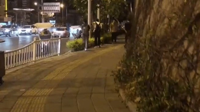 冯绍峰牵着赵丽颖散步自觉走外侧,有没有酸到网友?
