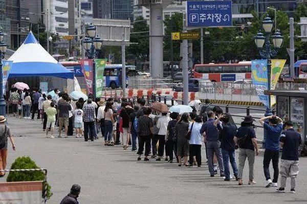 韩国打破了世界最低生育率纪录，本世纪末人口将减半，韩国会在百年灭国吗？