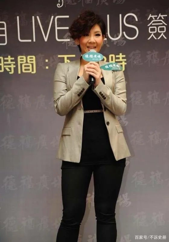 短发造型再配上什么裤子,让郑欣宜看起来只有120斤?