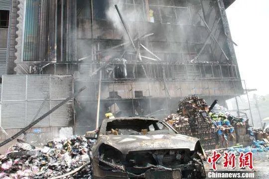 哈尔滨一轿车坠沟起火烧成空架,现场有无造成人员伤亡?