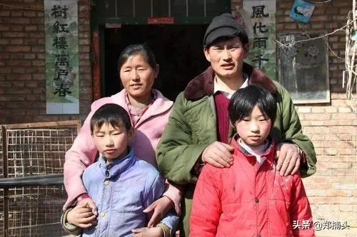 如何看待大衣哥朱之文家门被村民踹开?