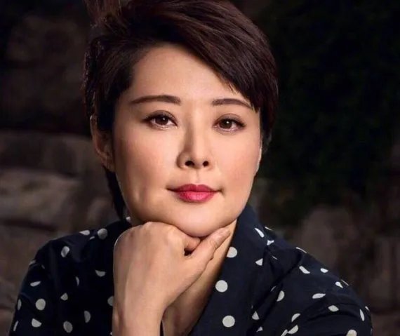 金巧巧被曝秃顶戴假发,疑似袁立曝光的,她二人是什么关系?