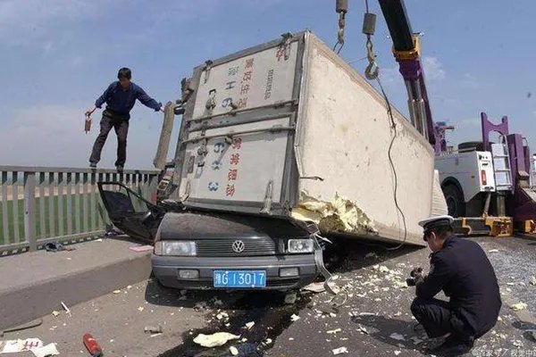 吉林车祸死者多为掰苞米零工,该事故的主要责任人到底是谁?