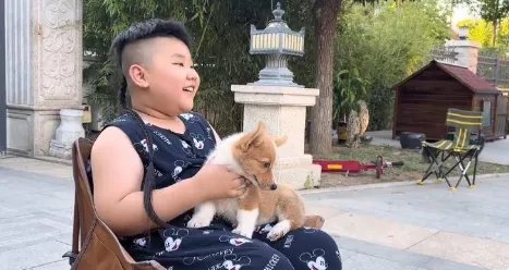 郭德纲小儿子豪宅内开车,脸颊圆润手戴大金镯,指挥他人少爷派足,怎么看?