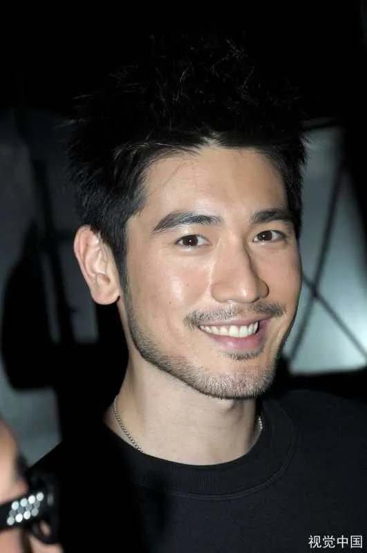 如何看待高以翔去世后女友每年为其庆生冥诞这件事呢?