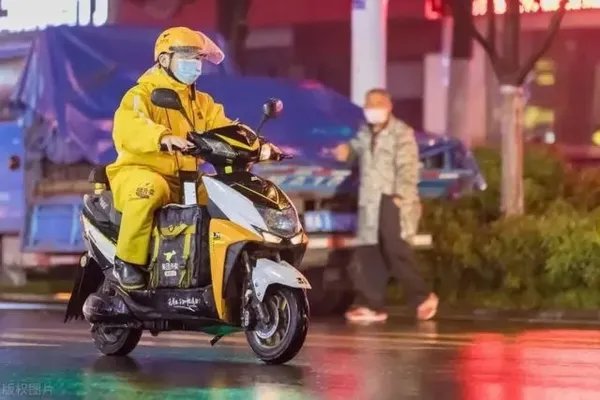 被封控的年轻人,3天烧糊了2个锅,没有外卖他们活得下去吗?