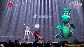 怎么看待江苏卫视跨年晚会中洛天依与薛之谦合唱的《达拉崩吧》?