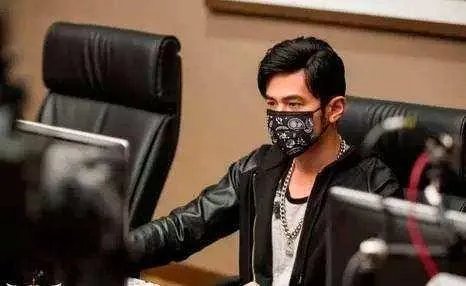 丁俊晖网吧玩游戏上热搜,娱乐圈有哪些喜欢“泡网吧”的艺人?