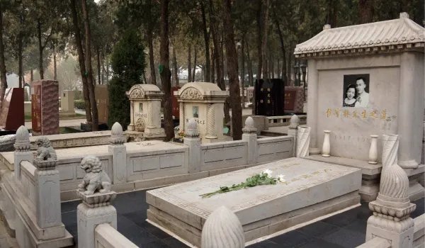 侯宝林,侯耀文两父子的坟墓有什么样的差别?