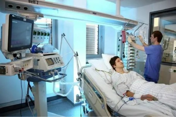 是什么让英国在用群体免疫方法，他们有资本吗？