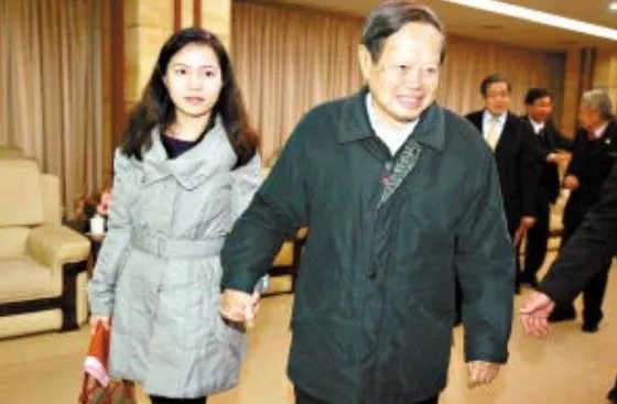 我被员工爱上了,我已经快50了且有家室,她才20岁出头,我该怎么办?