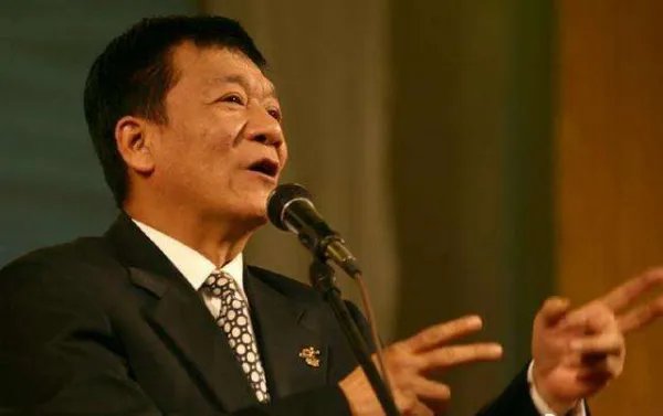 侯宝林,侯耀文两父子的坟墓有什么样的差别?