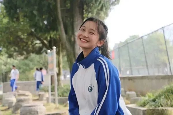 湖南18岁绝美女生高考前去世，自愿捐出遗体，你有什么想对她说的？