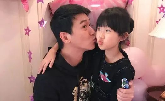 陆毅鲍蕾晒大女儿生日照，他们的女儿继承父母的高颜值了吗？