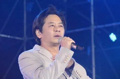为什么98年的王杰和2000年的王杰变化那么大?