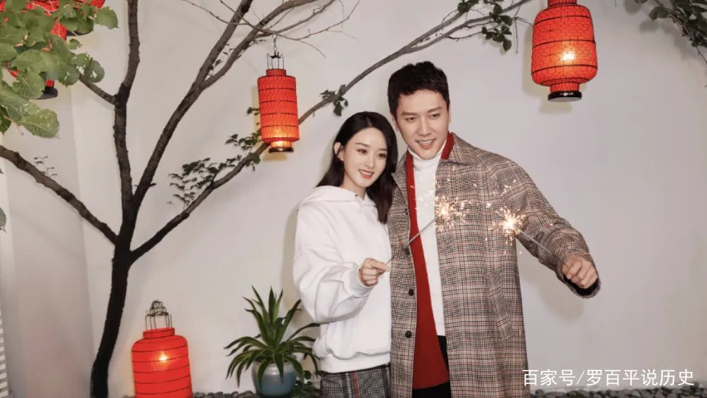 冯绍峰牵着赵丽颖散步自觉走外侧,有没有酸到网友?