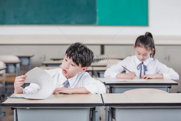 学校给优秀学生奖励1人2斤猪肉,如何看待这份奖品呢?学生会喜欢吗?