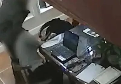 跳槽被前老板扇耳光,被扇耳光的员工如何维权?