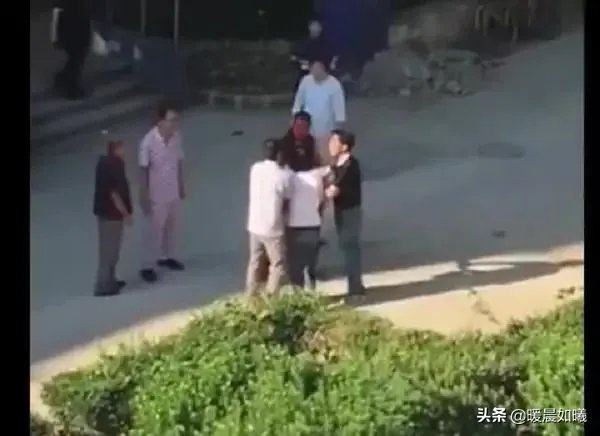 如何看待上海两名小学生打闹引发爸爸约架:一人头被敲破,警方已介入?