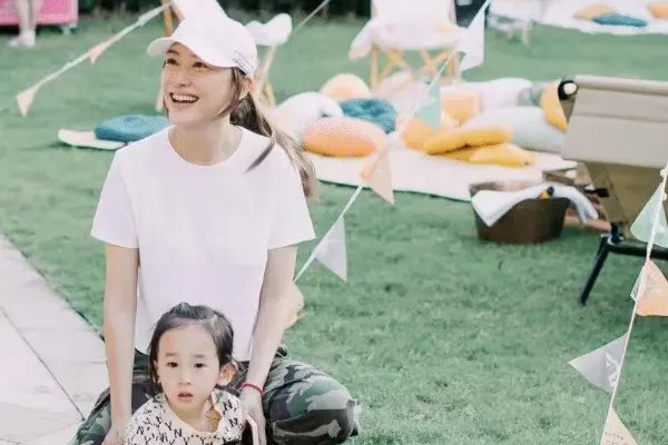 应采儿晒出和两个儿子的合影,Jasper与妈妈十指紧扣,家庭氛围如何?