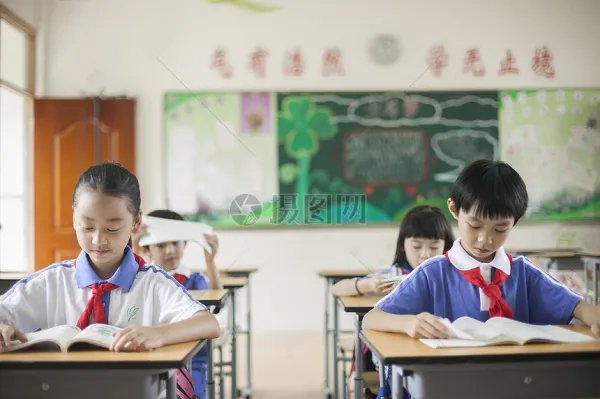 学校给优秀学生奖励1人2斤猪肉，如何看待这份奖品呢？学生会喜欢吗？