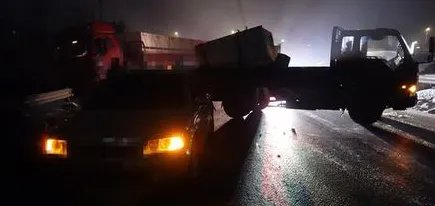 货车撞护栏横挡道引发连环车祸有无人员伤亡?