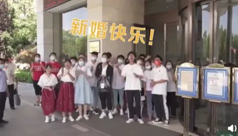 高考生酒店遇新人结婚送祝福是怎么回事？