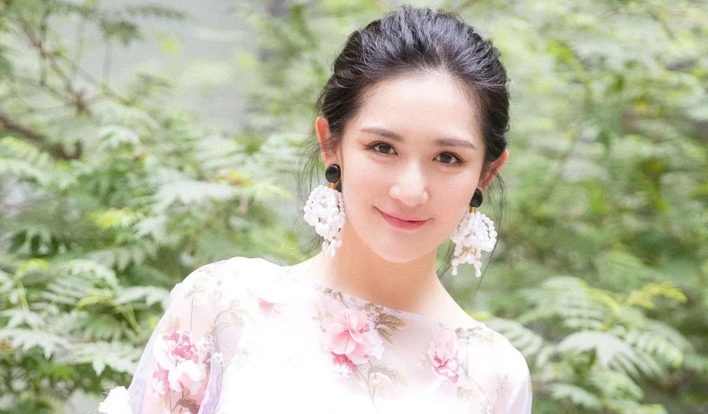 谢娜挺超大孕肚现身深圳,张杰紧随呵护爱妻,他们的感情为何一直这么好?