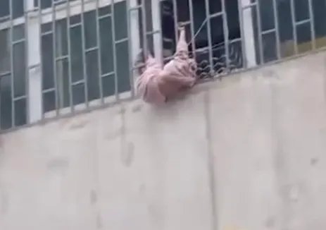 河南女童被卡防盗窗,外卖小哥徒手爬楼救下,你遇到此事会怎么做?