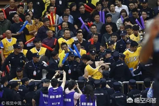 季后赛广厦无缘四强,比赛中球迷突然爆发冲突,打架者被带离球场,当时发生了什么?