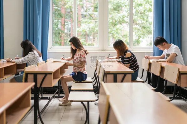 学校给优秀学生奖励1人2斤猪肉,如何看待这份奖品呢?学生会喜欢吗?