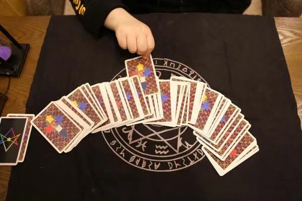 塔罗牌占卜竟然是骗局,究竟是如何骗人的?
