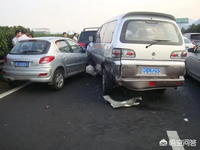 高速路上行驶的几十辆车撞在了一起,责任该怎么划分?