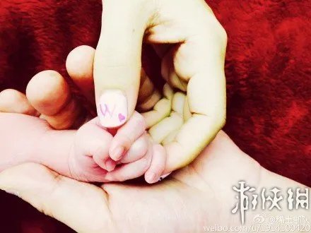 生了，汪峰终于上头条！章子怡美国产女晒三口牵手照
