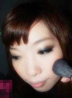 可爱妆容的化妆技巧