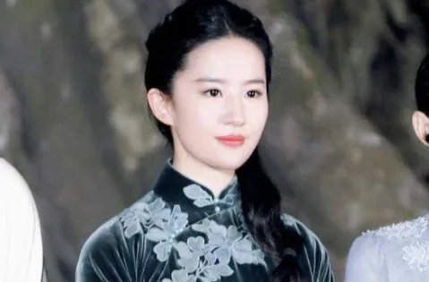 “小龙女”刘亦菲出席活动,身穿特色旗袍真的好看吗?