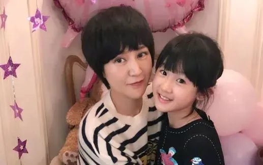 陆毅鲍蕾晒大女儿生日照，他们的女儿继承父母的高颜值了吗？