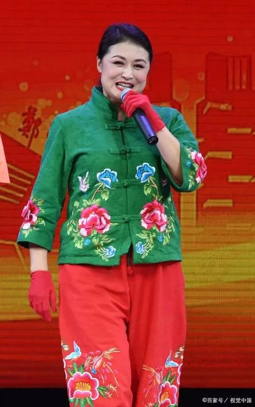 于月仙年轻时颜值惊艳,五官精致,与谢大脚判若两人,她为何要扮丑?