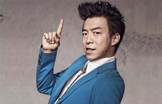 黄渤当年给杨钰莹伴舞时，会想到自己成为喜剧之王吗？