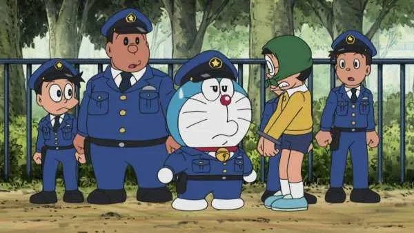 小朋友在玩警察抓小偷的游戏，一共有25个小朋友参加这个游戏