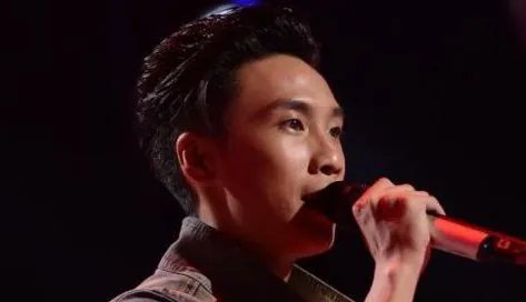 四年前被汪峰淘汰,如今已成导师,陈乐基这几年都干啥了?