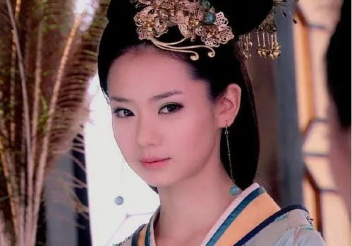 金瀚把手搭在戚薇的肩膀上,二人在生活中关系怎样?