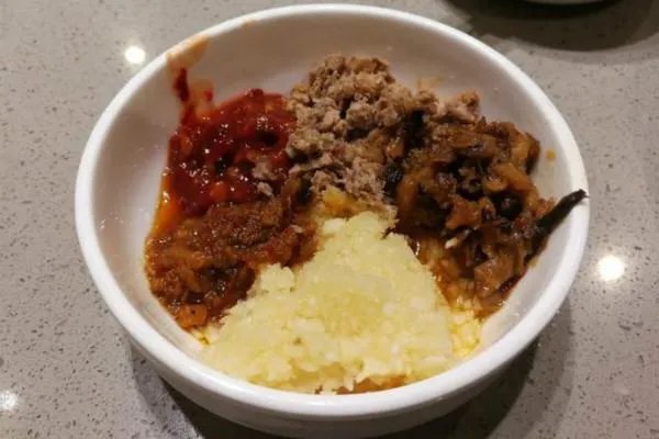 “海底捞牛肉粒变素了”引起热议,海底捞是如何回应此事的?