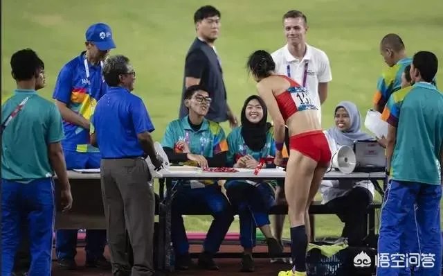 中国撑杆跳女神李玲夺冠后,明目张胆的给裁判和工作人员发糖,对此你怎么看?