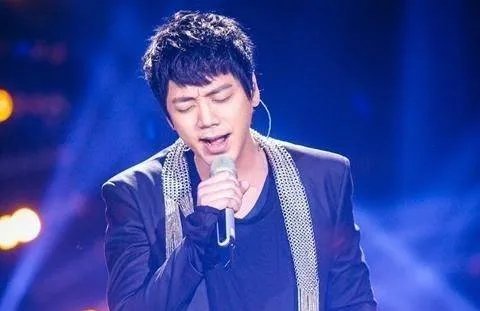 信乐团主唱信自称从不用手机,他平时是如何生活的?