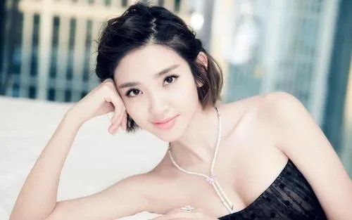 顺利产女后出院的唐艺昕,是否在整个生产过程中都有丈夫陪同?