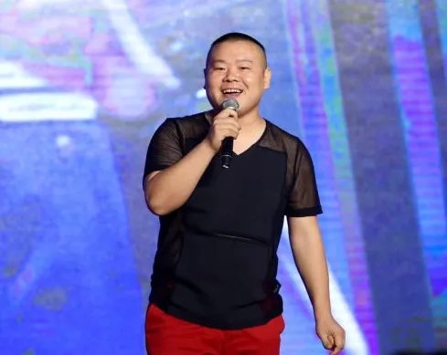岳云鹏曾开豪车参加姐姐婚礼,比草根明星王宝强回乡还气派,他开的什么车?