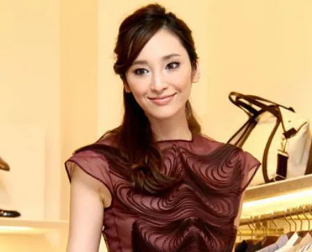 吴佩慈为嫁豪门6年连生4胎,为何41岁依然未婚 ?