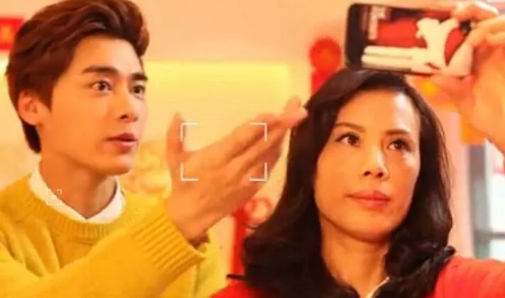 郑爽的妈妈为什么跟李易峰的妈妈这么像?